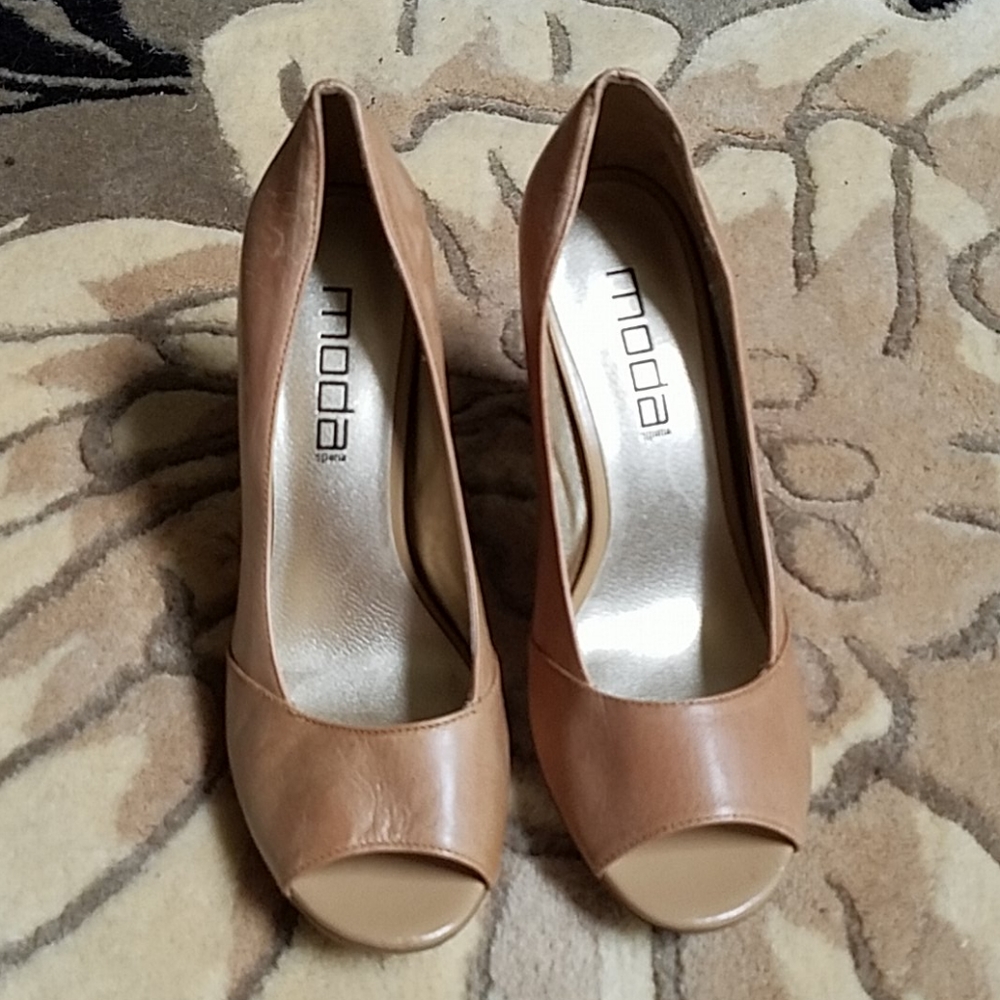 Moda Tan peeptoe stack heel.